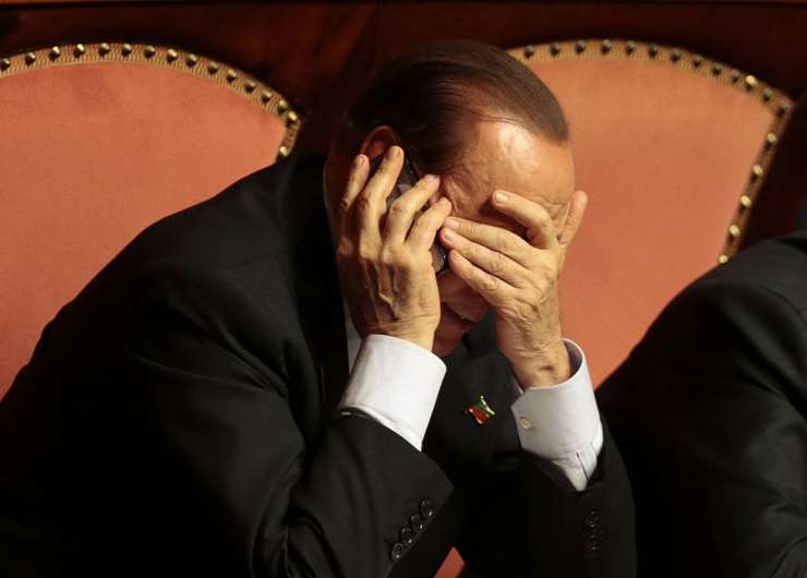 Sramotni umik Berlusconija, ki mu bežijo tudi poslanci