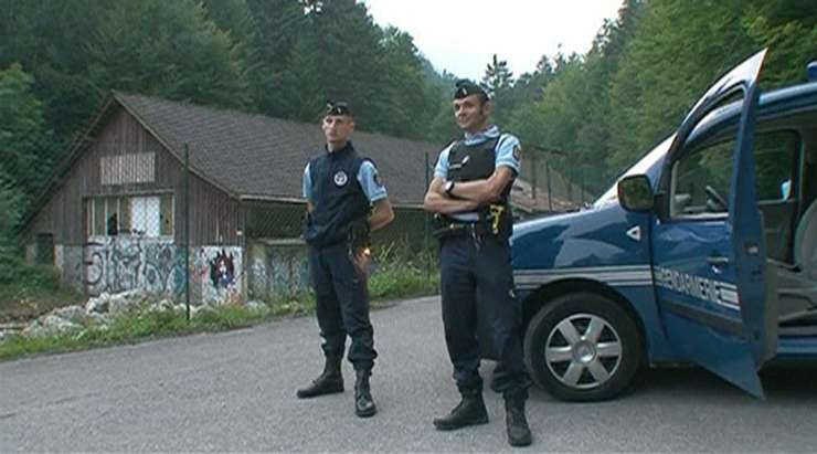 V francoskih Alpah našli štiri ustreljena trupla in preživeli hčerki žrtev