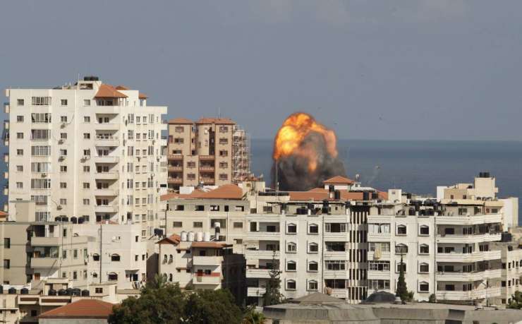 V izraelski ofenzivi v Gazi ubitih že več kot 800 Palestincev
