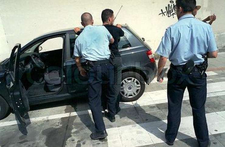 Italijanska policista revnemu tatu plačala ukradeno hrano