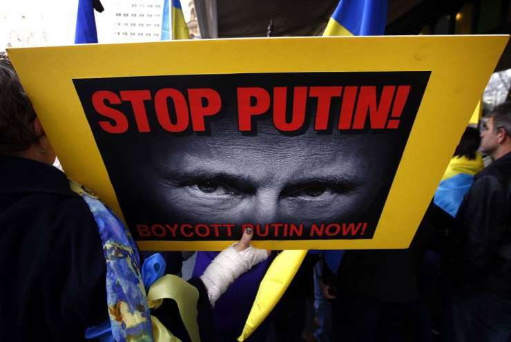 Gospodarske sankcije EU naj bi Rusiji naredile za več deset milijard škode