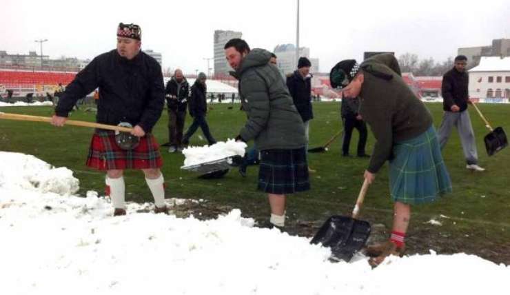 Škotski navijači čistili sneg z igrišča v Novem Sadu, da se je tekma s Srbijo lahko odigrala