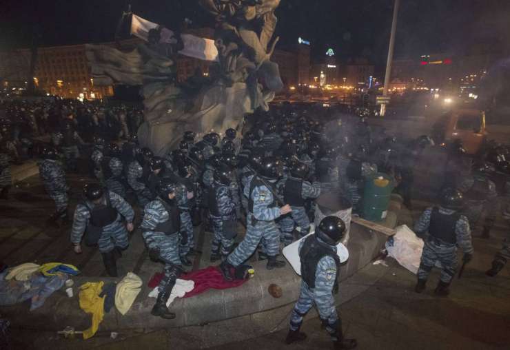 Ukrajinska policija brutalno nad demonstrante; opozicija za predčasne volitve