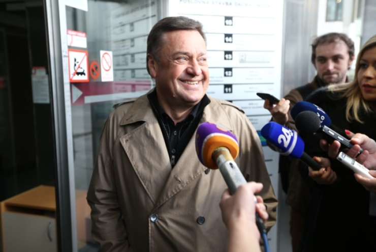Jankoviću je ostalo zvestih le deset poslancev, diši po predčasnih volitvah