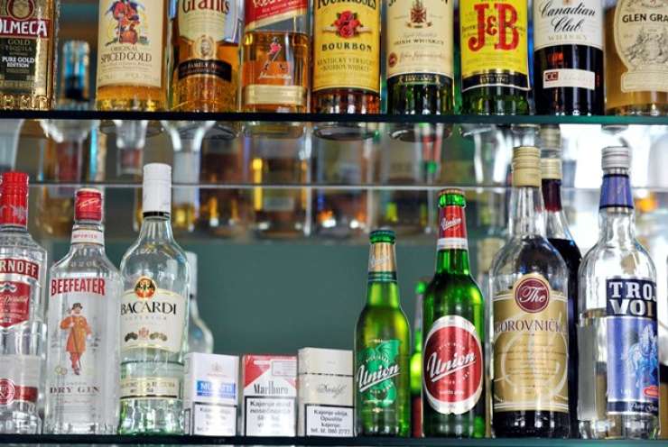 Vlada nad proračunsko luknjo z višjimi trošarinami za alkohol