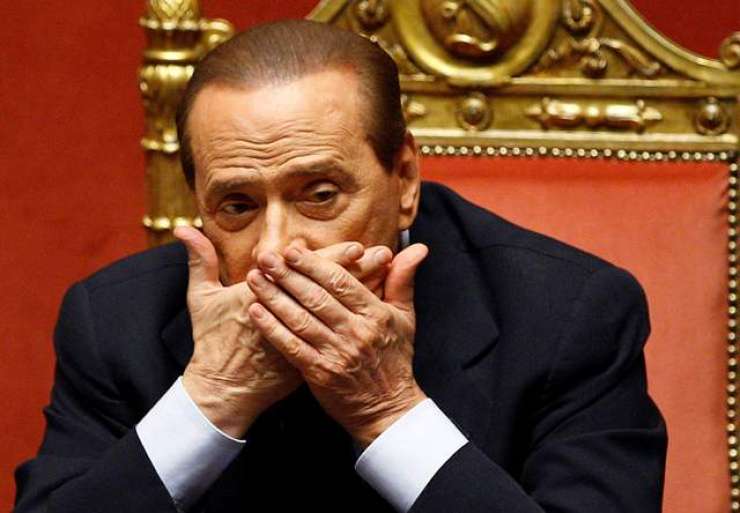 Manekenka zahteva odškodnino, ker naj bi bila prisiljena v seks z Berlusconijem