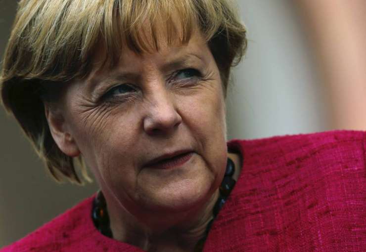 Merklova: Schröder Grčije ne bi smel spustiti v območje evra
