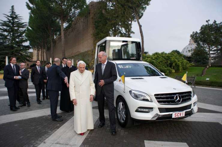 Mercedes za Benedikta: papež opremljen z novim papamobilom