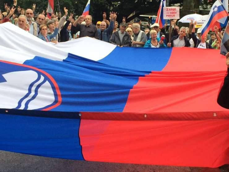 Na protestu pred sodiščem: "Ta sodba je sramota za Slovenijo! Pravica obstaja in prišla bo!"