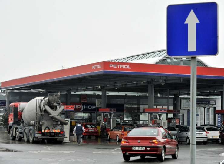 Bloomberg: Slovenija med državami z dražjim bencinom