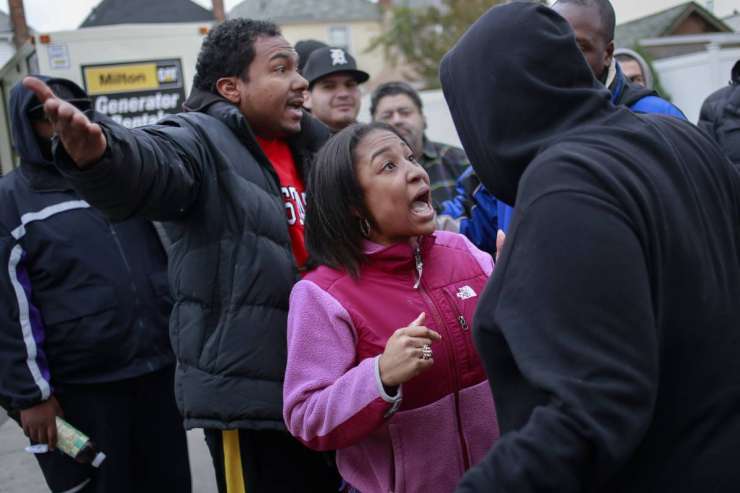 ZDA po Sandy: ljudem popuščajo živci