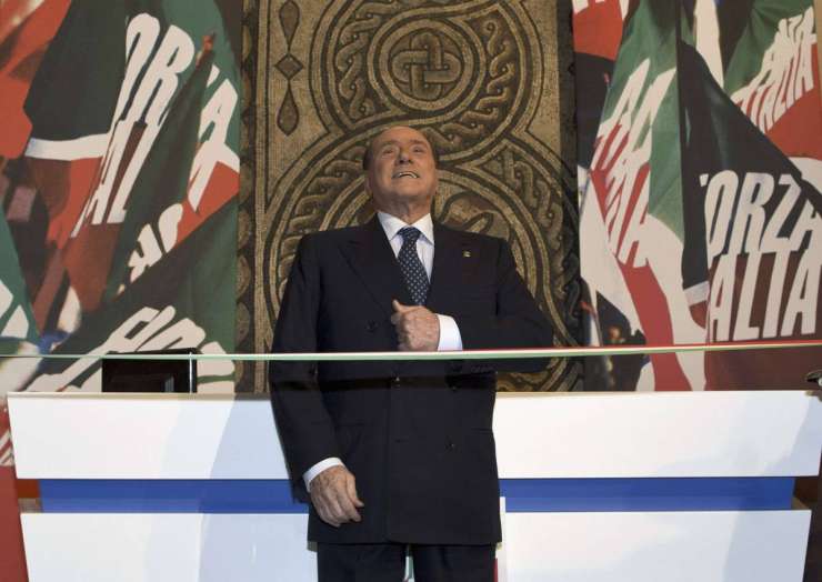 Berlusconijevi poslanci v primeru njegove izključitve iz senata za skupinski odstop