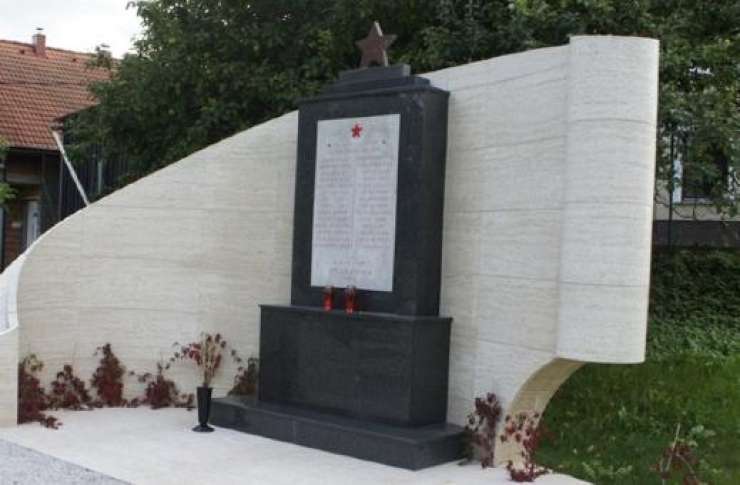 »Poveličevanje komunistične revolucije«: spomenik z rdečo zvezdo razburja krajane Ponikve