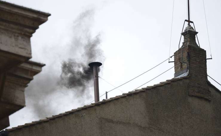 Črn dim v Vatikanu; papež še ni izvoljen