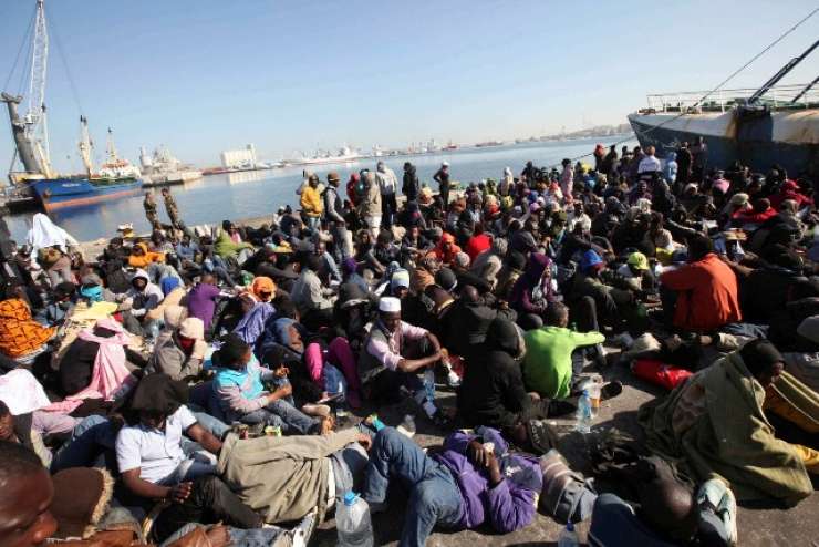 Pred obalo Italije z ladje v težavah rešili 159 priseljencev, tudi novorojenko
