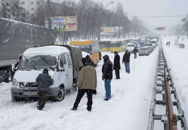 Rusijo in Ukrajino zajel »stoletni snežni vihar«