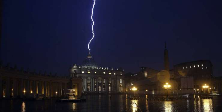 V baziliko svetega Petra po papeževi napovedi odstopa udarila strela