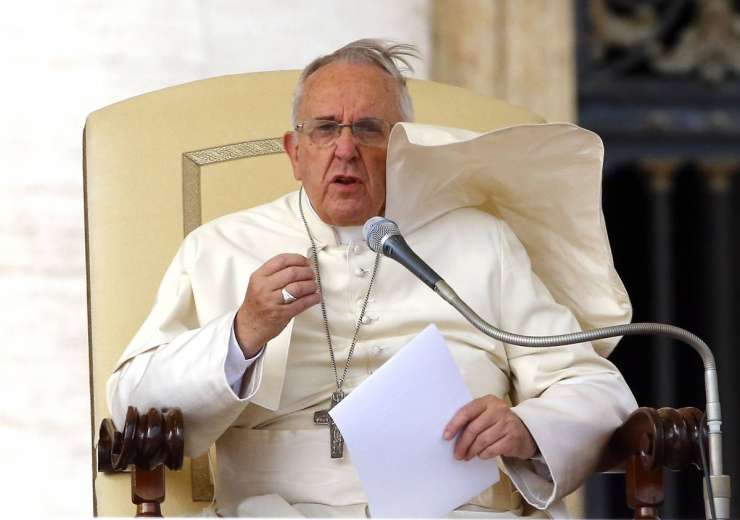 Papež z visokega položaja odstavil konservativnega ameriškega kardinala