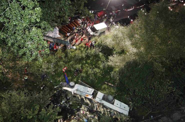 Katastrofa: na jugu Italije avtobus zgrmel v prepad; skoraj 40 mrtvih