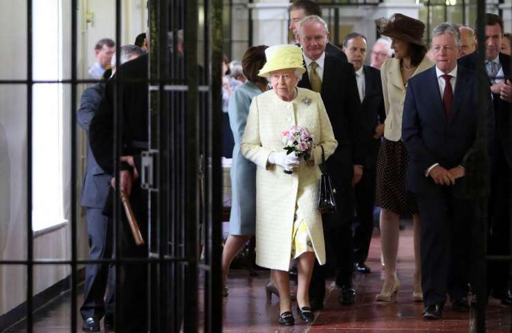 Elizabeta II. na Severnem Irskem v spremstvu nekdanjih ujetnikov obiskala zloglasni zapor