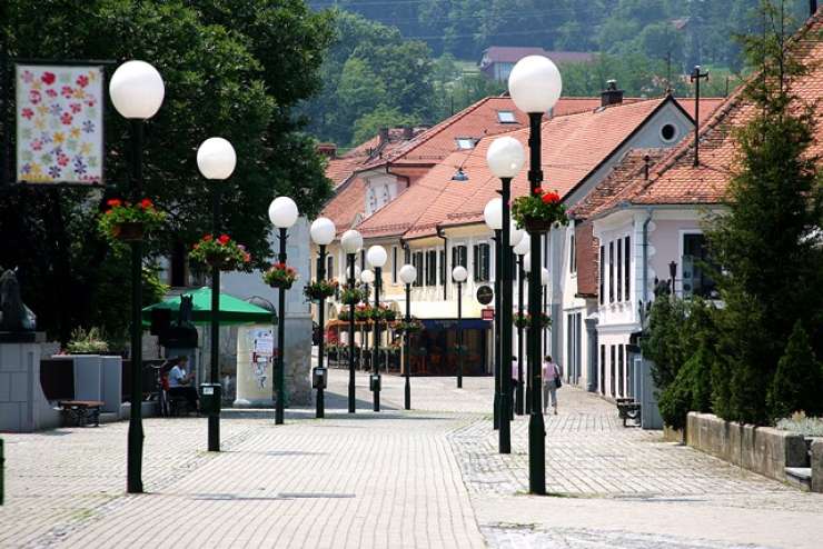 Podjetniki v Slovenskih Konjicah tožijo občino zaradi prepočasne obnove trga
