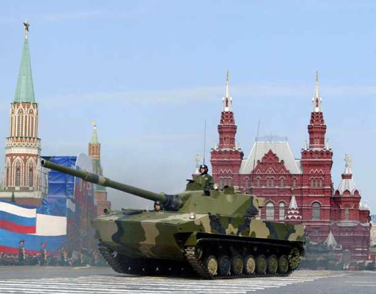 V Ukrajino naj bi iz Rusije prispela kolona tankov, Rusija to zanika