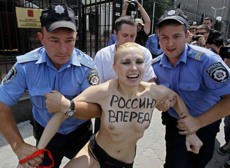 Gola ukrajinska aktivistka se je norčevala iz Putina