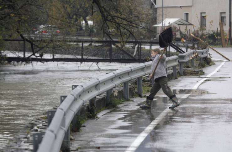 Nove padavine bi lahko povečale težave na Notranjskem
