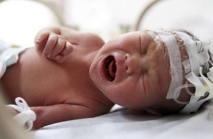 Število okuženih bo preseglo milijon: v ZDA za covidom-19 umrl dojenček