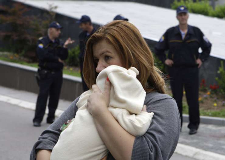 Bosanci so besni: dojenčico je ubila birokracija