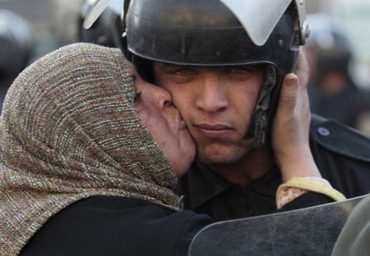Črnogorska aktivistka kaznovana s 550 evri, ker je poljubila policista