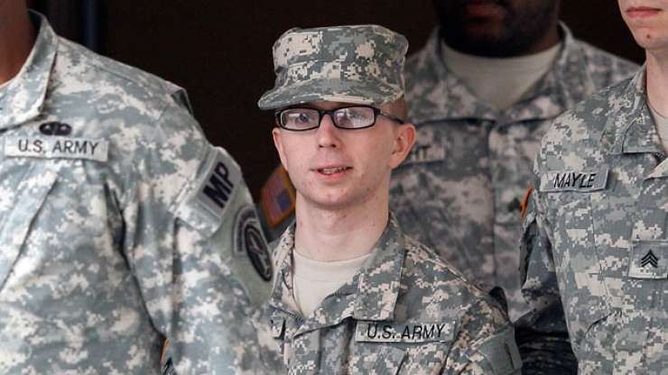 WikiLeaksovemu obveščevalcu Manningu grozi, da bo do konca življenja za rešetkami