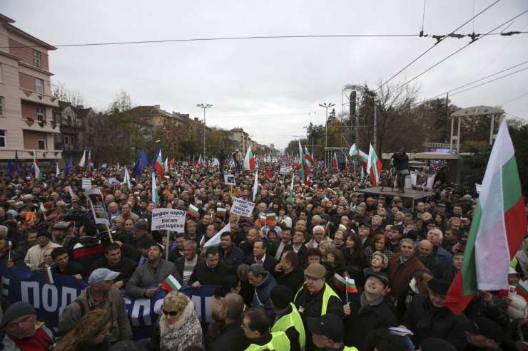 Bolgari na protestih proti in v podporo vladi