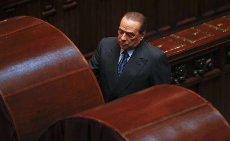 Berlusconi naj bi senatorju plačal tri milijone evrov za prestop