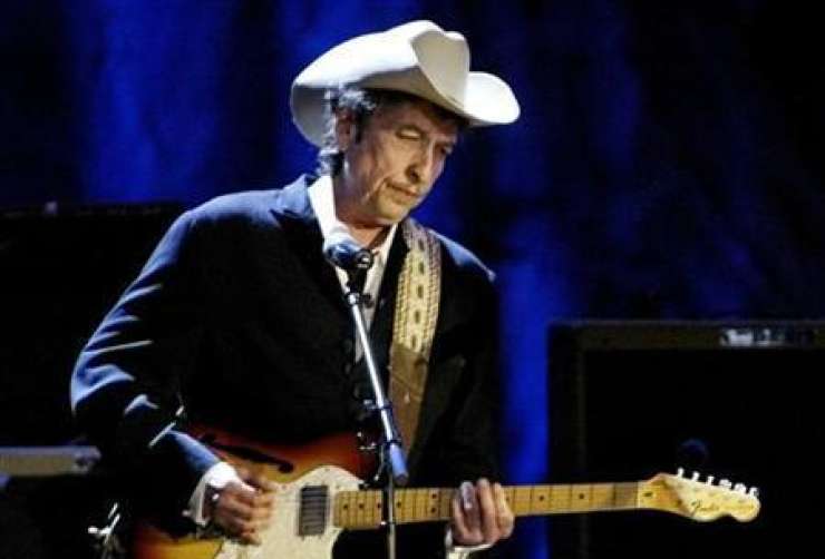 Bob Dylan končno prevzel Nobelovo nagrado