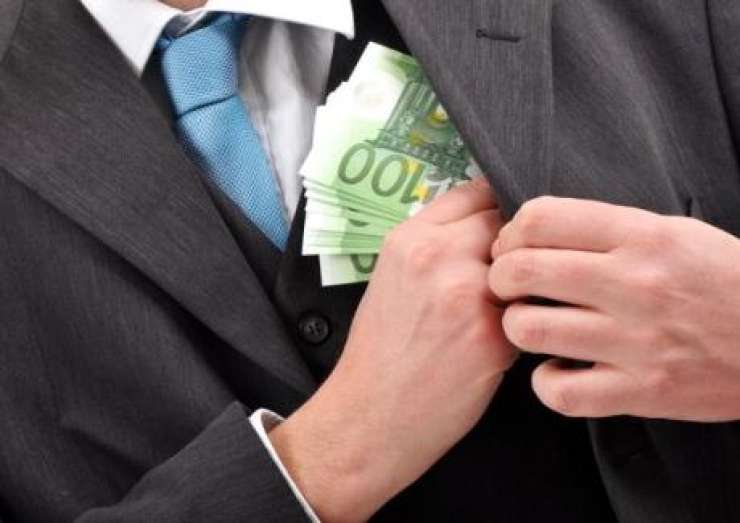 Korupcija: 21 odstotkov direktorjev trdi, da so od njih zahtevali podkupnino