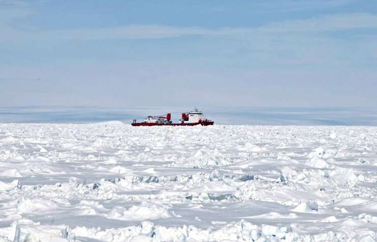 Po rešitvi potnikov v ledu ob Antarktiki obtičal še kitajski ledolomilec