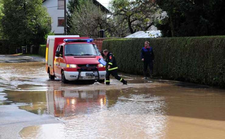 Stanje po poplavah v Ljubljani se umirja, gasilci in vojaki danes pomagajo pri čiščenju