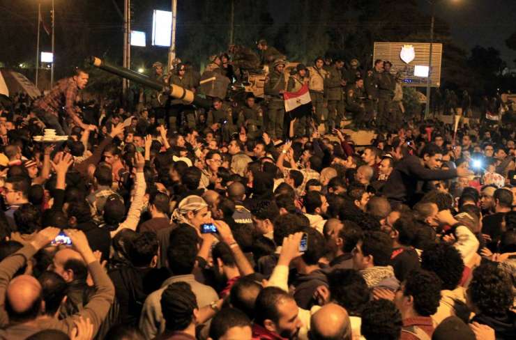 Protestniki v Kairu prebili ograjo okoli predsedniške palače