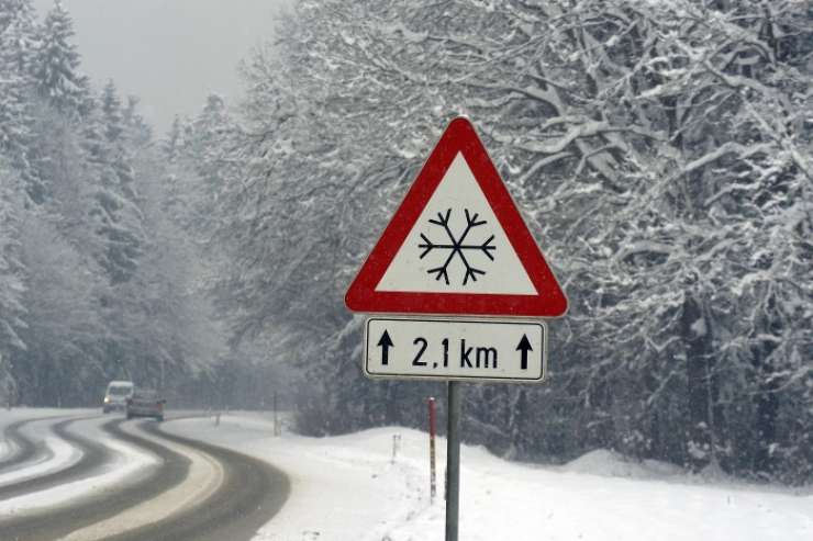 Po državi sneži, številne ceste težko prevozne