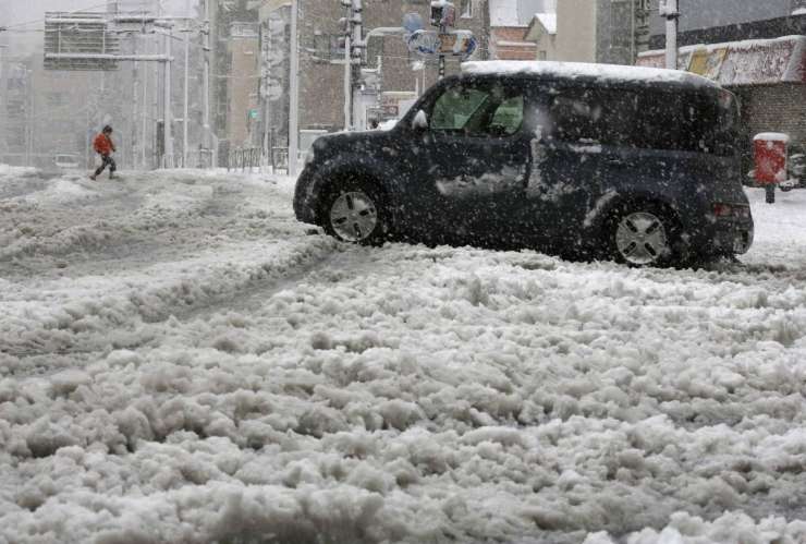 Sneg po Evropi povzroča številne preglavice
