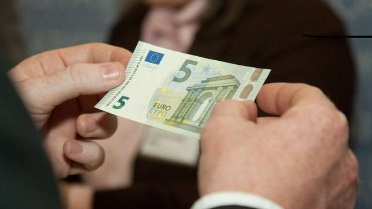 Od danes novi bankovci za pet evrov