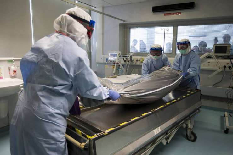 Zdravniki brez meja: Svet izgublja bitko za nadzor ebole