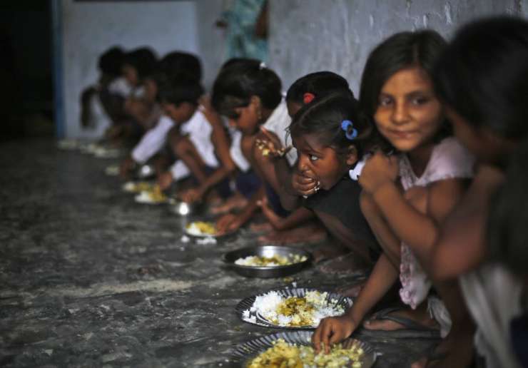 Indija: Testi potrdili pesticide v zastrupljeni šolski hrani