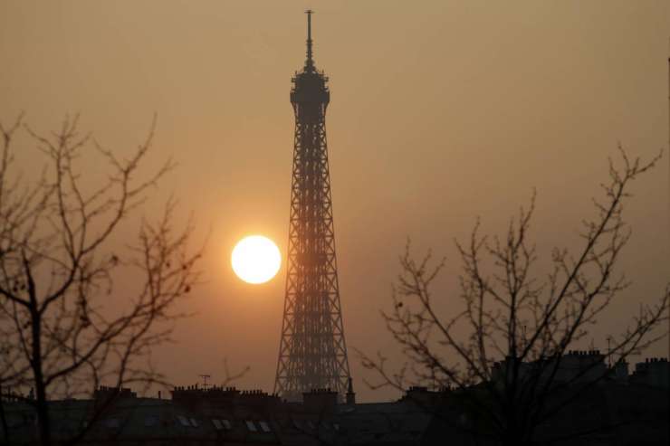 Zaradi onesnaženja zraka se bodo Parižani z avtomobili lahko vozili le vsak drugi dan