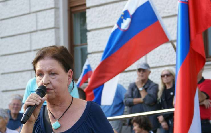 Alenka Puhar: Simbol V pomeni, da smo antifašisti in antikomunisti ter da bomo zmagali (FOTO)