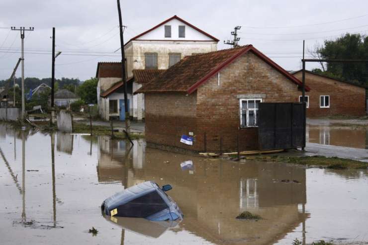 Skoraj sto mrtvih v poplavah v Rusiji
