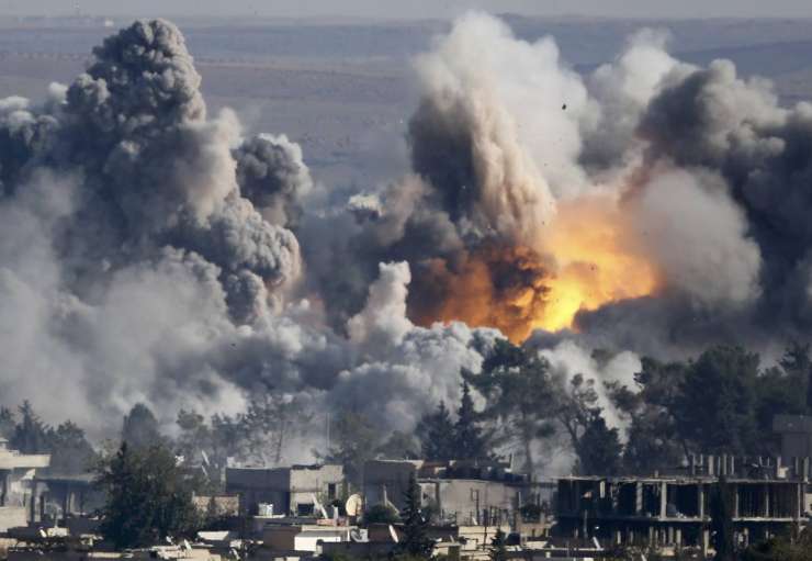V zračnih napadih ZDA in zaveznic v Siriji ubitih več kot 500 skrajnežev