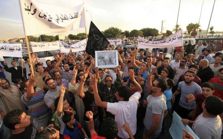 Protestniki vdrli na sejo libijskega parlamenta