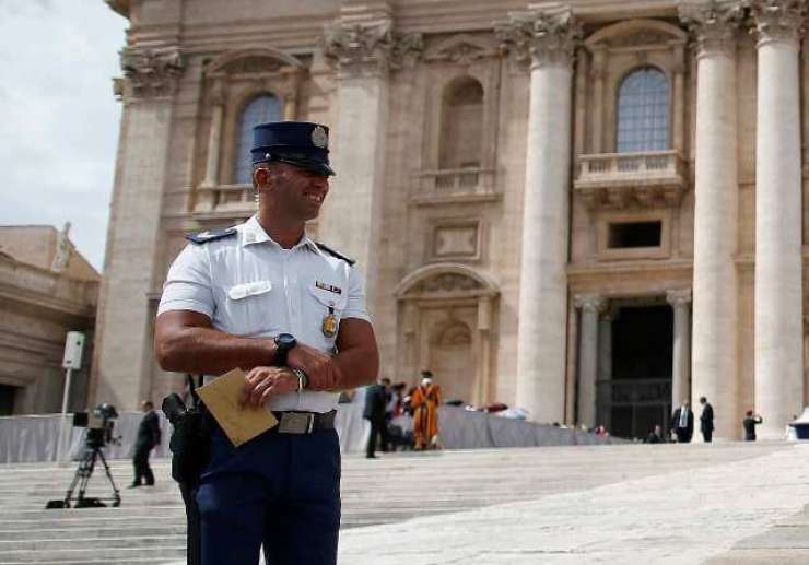 Papež nad »govorico hudiča«: vatikanski žandarji v boj proti opravljanju